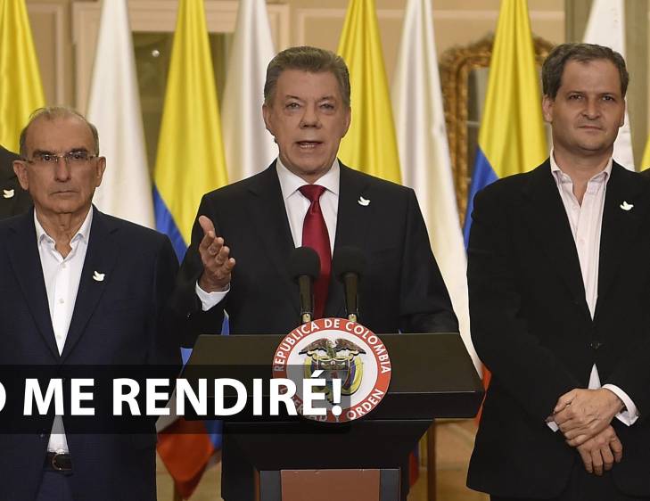Rodeado de su equipo negociador y del ministro del Interior, el presidente Juan Manuel Santos hizo un llamado al diálogo político. FOTO Presidencia
