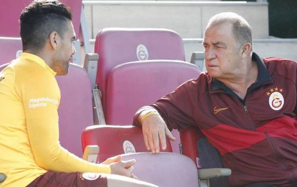 El delantero colombiano durante el diálogo con el entrenador Fatih Terim. TOMADO DE GALATASARY