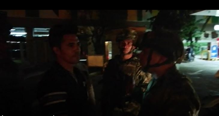 Momento en que fue detenido por el Ejército alias El poeta. FOTO CORTESÍA EJÉRCITO