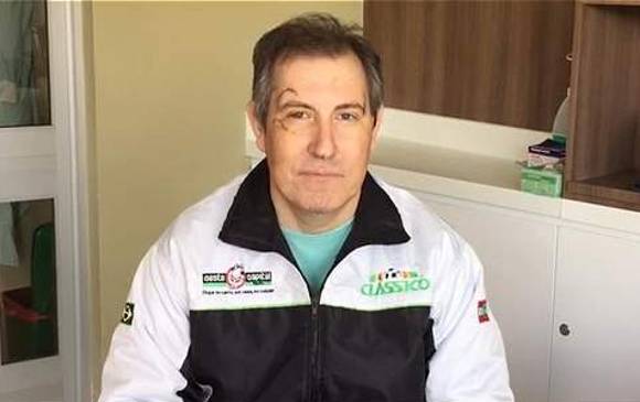 El periodista brasileño Rafael Henzel, uno de los seis supervivientes del accidente aéreo del club Chapecoense. FOTO Captura de video