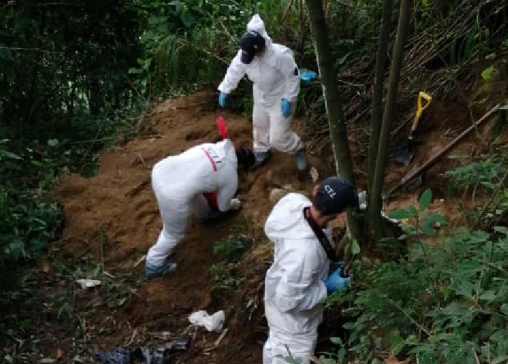 Diligencia de exhumación de cuerpo de un joven de aproximadamente 15 años edad en Belén Altavista. Foto: Fiscalía. 