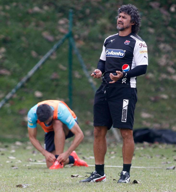 El técnico Leonel Álvarez no ocultó su alegría por los refuerzos, de quienes aseguró ayudarán a ser el equipo más competitivo. FOTO MANUEL SALDARRIAGA