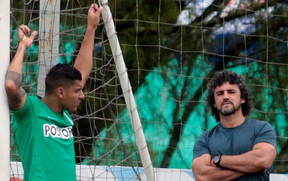 Leonel Álvarez dialogando con el goleador verde, Jéfferson Duque, durante una de las prácticas de Nacional. FOTO: MANUEL SALDARRIAGA