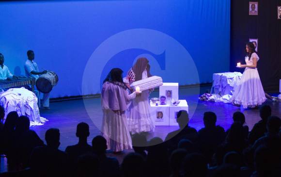 La dramaturgia y dirección es de Jesús Eduardo Domínguez. La obra se narra a través de los monólogos, que se van uniendo con coros y canciones folclóricas. Es también un homenaje a las Madres de la Candelaria. FOTOS edwin bustamante