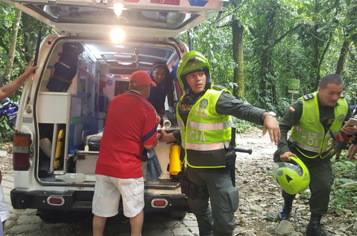 Ambulancias y varios policías apoyan las labores de rescate de las personas heridas tras la caída de la estructura. FOTO COLPRENSA