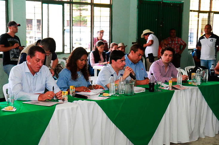 En Santander de Quilichao, Cauca, se adelantó la reunión del ministro Juan Fernando Cristo con la Cumbre Agraria para avanzar en los acuerdos con el fin de lograr el desbloqueo definitivo. FOTO COLPRENSA