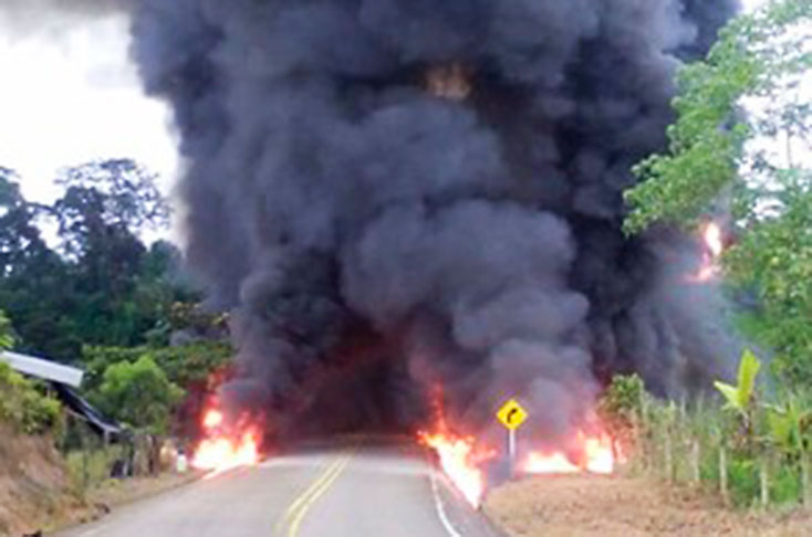 El incendio provocado por la explosión fue tan grande que la vía perdió toda la visibilidad y fue cerrada. FOTO colprensa