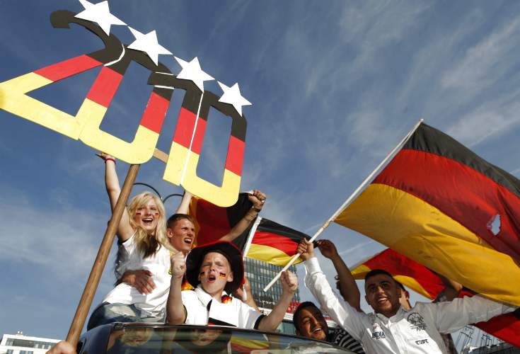 reuters - Los hinchas alemanes ya celebran la que creen, será la cuarta copa del mundo obtenida en su historia.