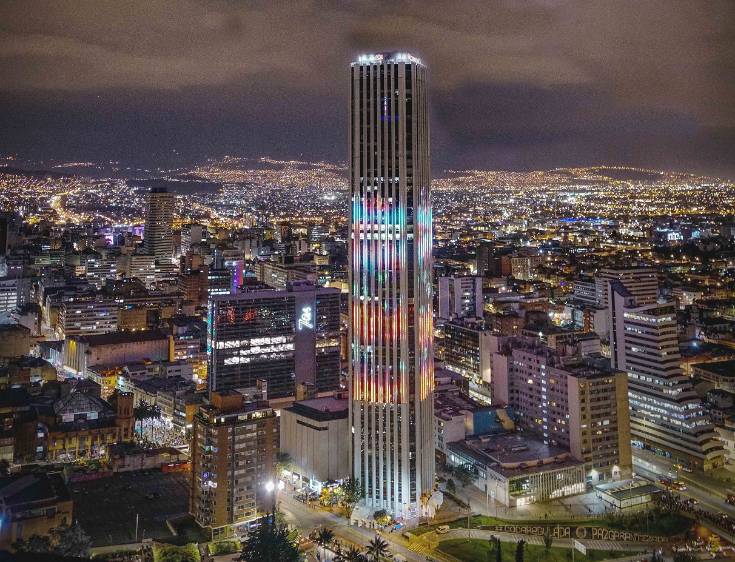 Con luces en la Torre Colpatria se rinde homenaje a quienes no han parado de trabajar durante la emergencia sanitaria. Foto cortesía Colpatria