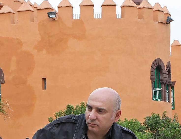 Hage escapó de la guerra, fue taxista y posteriomente se convirtió en escritor. El libro De Niro’s Game le mereció el Premio Literario Internacional IMPAC de Dublín. FOTO cortesía daniel mordzinski.