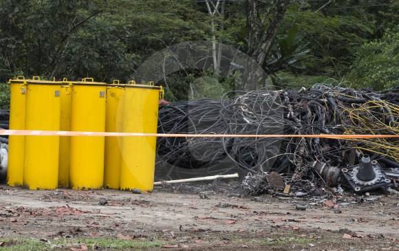 Así quedaron los cables destruidos por el incendio, ocurrido la tarde del pasado 15 de febrero en el sector La Araña, de la central Guatapé, oriente de Antioquia. FOTO Julio César Herrera.