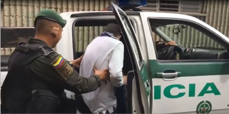 Momentos en que es subido a la patrulla “Monocolada”, luego de su captura en una vía de El Poblado. FOTO Cortesía Policía