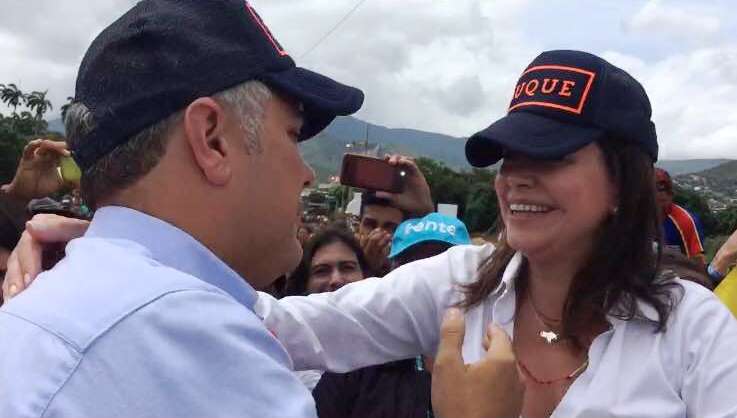 El encuentro entre ambos políticos se dio en la frontera entre Colombia y Venezuela. FOTO Rosalinda Hernández
