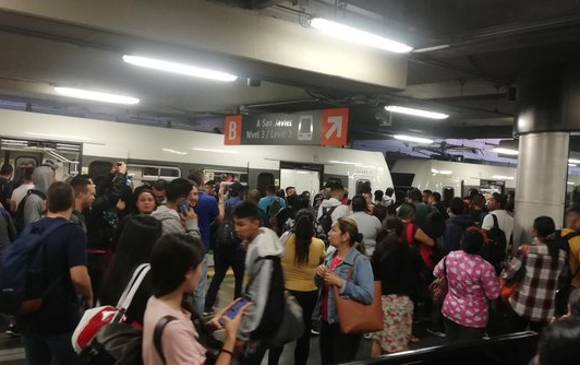 Congestión en la estación San Antonio del Metro de Medellín. FOTO TOMADA DE TWITTER @Stephen_Hawk_