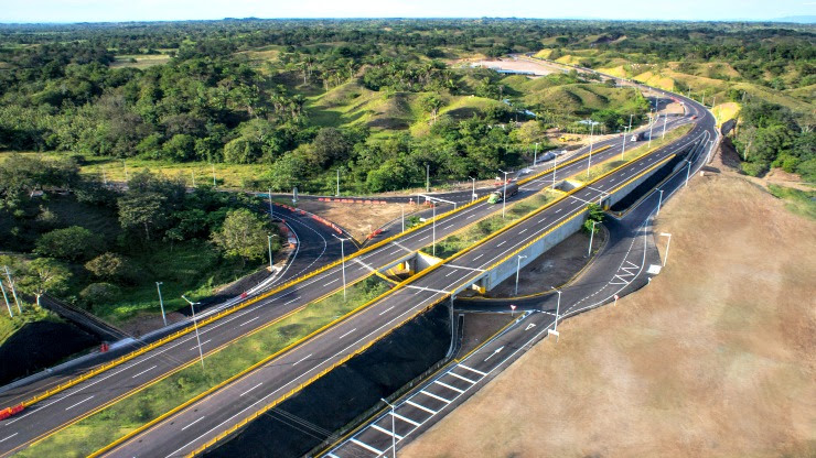 El Ministerio de Transporte le pidió a la Fiscalía General de la Nación establecer pronto quiénes son las otras personas implicadas en los sobornos de Odebrecht. Expertos recomiendan que no se paren las obras y que el Estado recupere esos dineros. En la imagen, el intercambiador de Caño Alegre, en la etapa II de la Ruta del Sol, construida por la empresa brasileña. FOTO Colprensa
