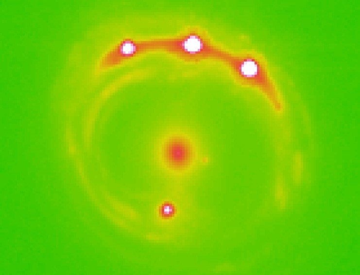 Se observa el efecto de microlentes gravitacionales con los planetas. Foto UO