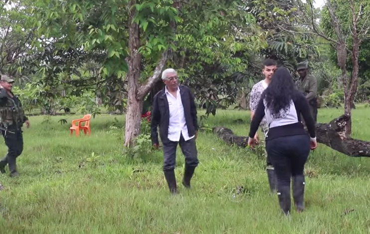 Las Farc revelaron imágenes de la liberación del subteniente del Ejército Cristhian Moscoso en un video grabado desde las selvas del Putumayo. FOTO CORTESÍA