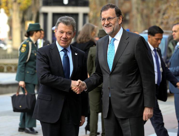 El presidente Juan Manuel Santos recibió este miércoles el Premio Nueva Economía Fórum que le fue entregado por su homólogo español Mariano Rajoy. FOTO REUTERS