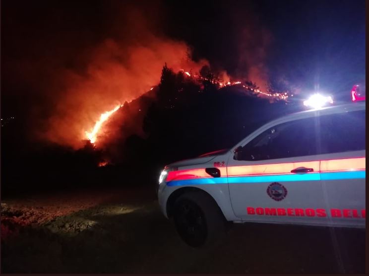 Los bomberos de Bello atienden a esta hora el incendio en el cerro Quitasol. Foto: Cortesía