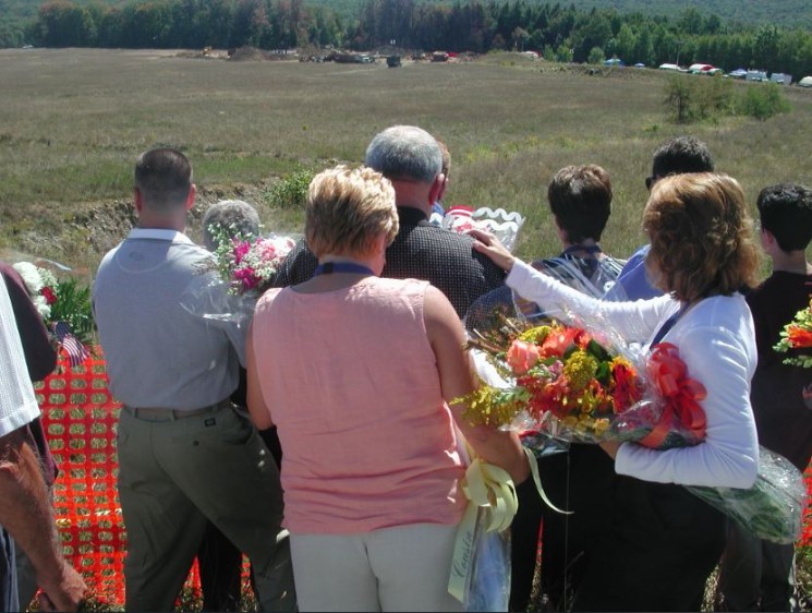 17 de septiembre | Ese lunes también se reunieron los familiares de las víctimas del vuelo 93, que fue controlado con hijadistas, y se estrelló en Pennsylvania. El gobernador Thomas Ridge y la primera dama, Laura Bush, dieron un discurso. FOTO ARCHIVO 9/11 MEMORIAL MUSEUM CORTESÍA DE LA FAMILIA KNACKE