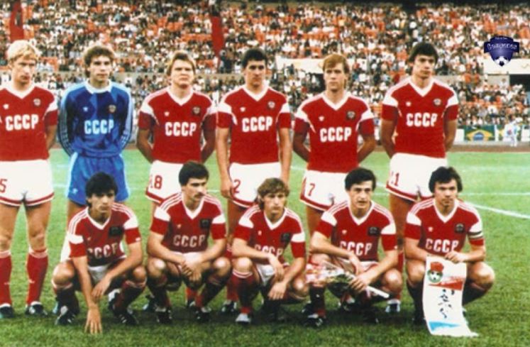 El uniforme de los locales hace homenaje a la camiseta que llevaron en 1988, cuando se llevaron la medalla de oro en el fútbol de los Juegos Olímpicos de Seúl. 