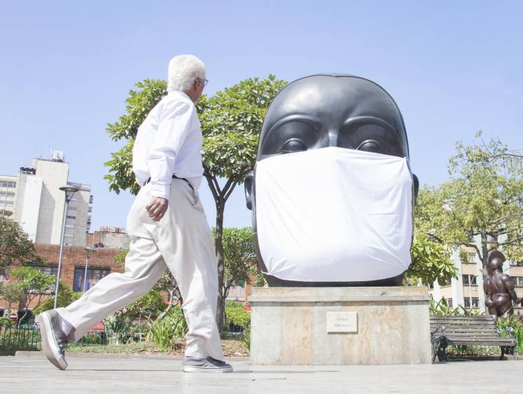 En 2016 el colectivo Low Carbon City le puso tapabocas a las esculturas de la Plaza Botero como un símbolo de protesta ambiental. Foto: Archivo 