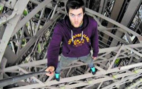El británico James Kingston permaneció toda una noche oculto entre los agujeros de la Torre Eiffel para tomarse una selfie. FOTO @JamesLKingston 