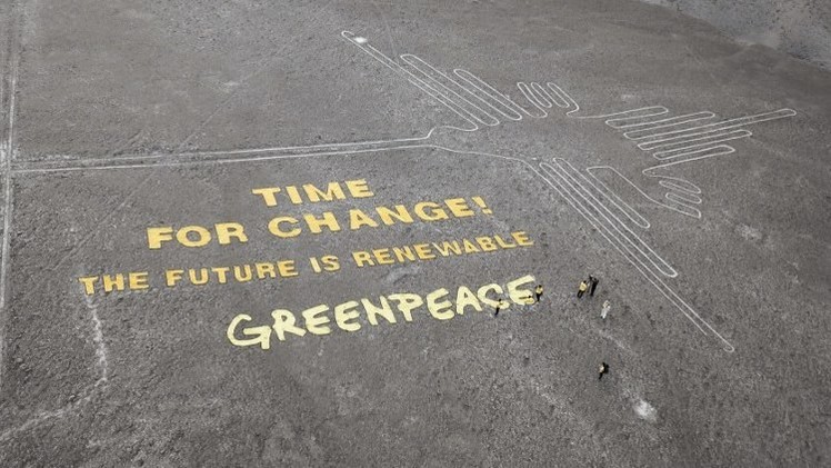 La polémica acción de Greenpeace se realizó en la madrugada del pasado 8 de diciembre. FOTO AFP.