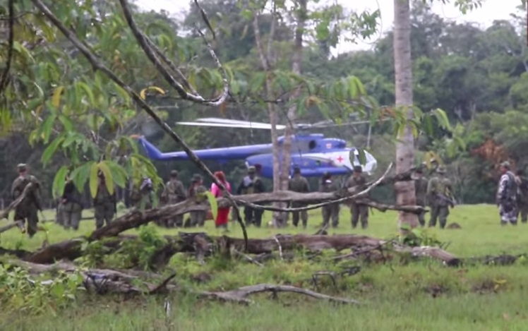 Las Farc revelaron imágenes de la liberación del subteniente del Ejército Cristhian Moscoso en un video grabado desde las selvas del Putumayo. FOTO CORTESÍA