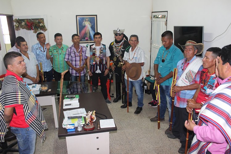 El Alcalde de Sabanalarga, (izq) posesiona al gobernador indígena de Orobajo y sus cabildantes nutabes. FOTO cortesía
