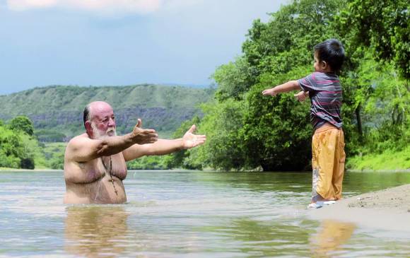 En el corto La Jaula se cuenta la historia de un carpintero y su nieto, quienes deben soportar a un malhumorado vecino que odia al perro guardián que ellos tienen. FOTO cortesía lony welter