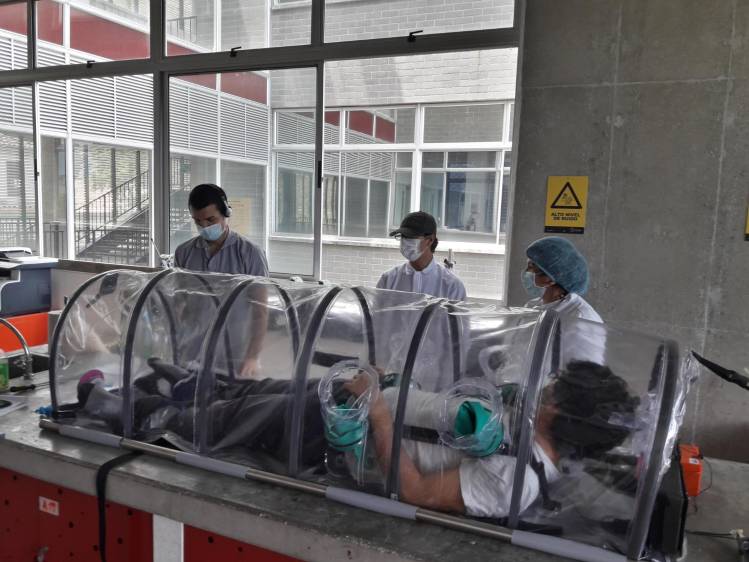 Uno de los beneficios de estas camillas es la posibilidad de hacer procedimientos sobre el paciente sin necesidad de tocarlo, gracias a los guantes laterales. FOTO cortesía
