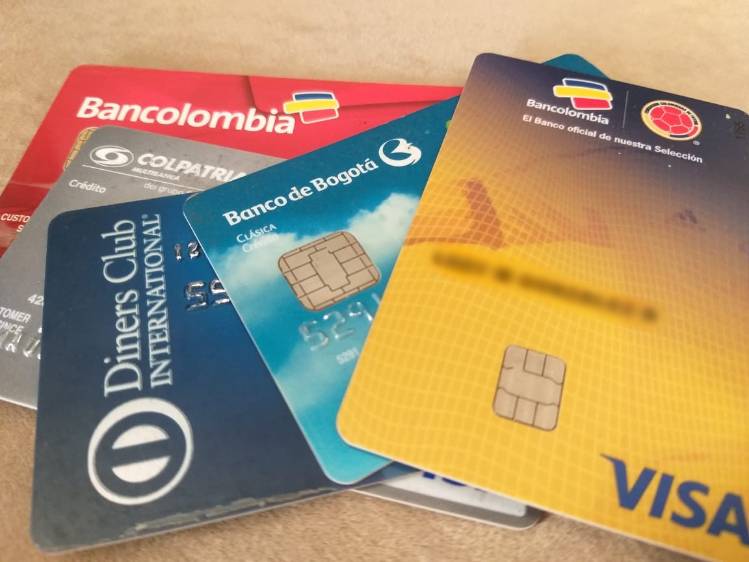Las tarjetas de crédito vieron una caída de 72,2 %. FOTO: Mauricio Palacio.