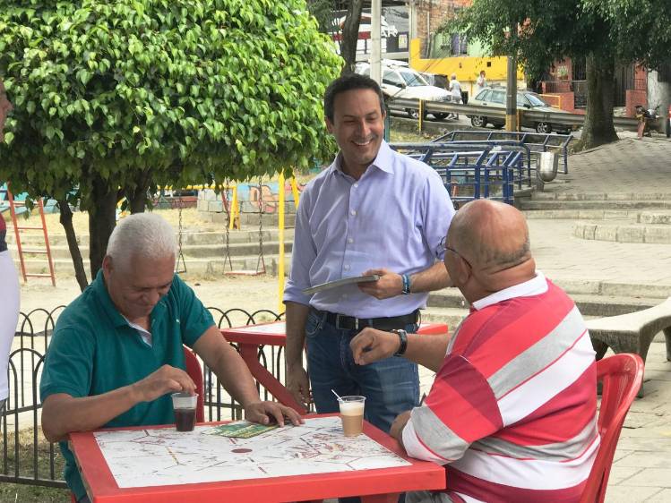 El candidato a la Alcaldía de Medellín Santiago Gómez escuchó a los ciudadanos de el barrio El Salvador. FOTO: Cortesía. 
