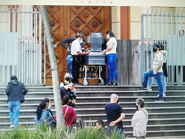 El solitario adiós en los cementerios de Medellín