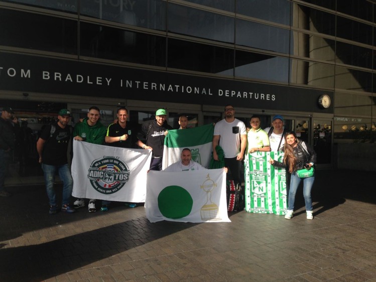 Parte del grupo de Los del Sur que llegó ayer a Osaka para acompañar el equipo paisa.