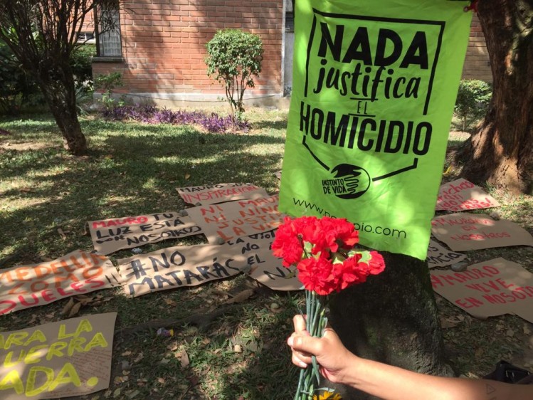 Mauricio Ospina fue asesinado el jueves en la noche dentro de un bar en Laureles. Este domingo sus amigos lo recuerdan con flores y mensajes de cariño. FOTO EDWIN BUSTAMANTE