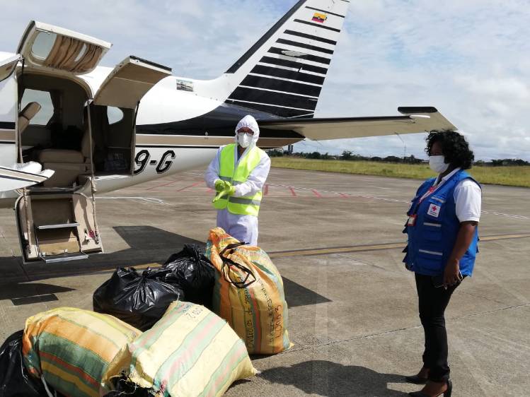 Se entregaron 3.600 filtros faciales, 1.400 overoles y 7.000 tapabocas, entre otros. FOTO: Colprensa.