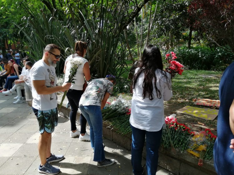 Mauricio Ospina fue asesinado el jueves en la noche dentro de un bar en Laureles. Este domingo sus amigos lo recuerdan con flores y mensajes de cariño. FOTO ALEJANDRO BERMÚDEZ