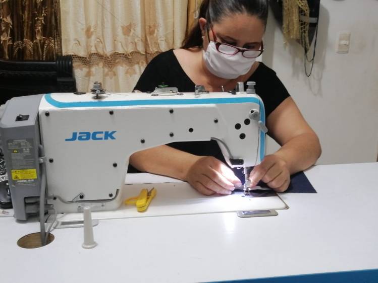 4 organizaciones y 50 mujeres del renglón de la confección en Segovia y Remedios se unieron para crear la fábrica en casa de tapabocas más grande de Antioquia. Foto Cortesía Gran Colombia Gold