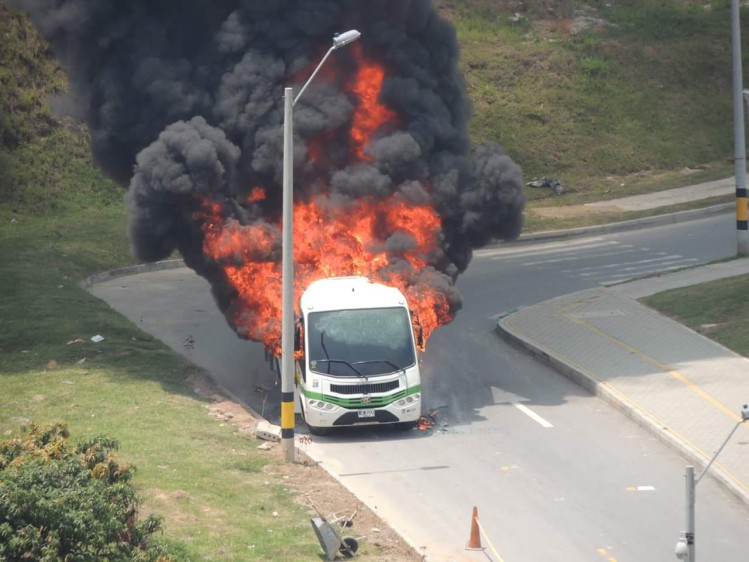 La quema del vehículo alimentador ocurrió en un sector residencial del occidente de Medellín. CORTESÍA DAVID MONTOYA