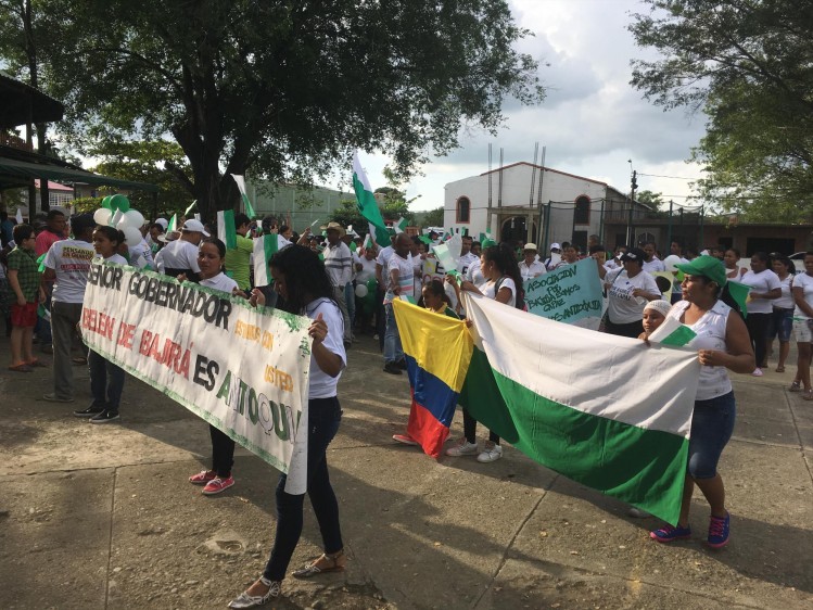 Marcha de habitantes de Belén de Bajirá tras el anuncio del trazado de los límites con Antioquia. FOTO Archivo EL COLOMBIANO. Víctor Andrés Álvarez C.
