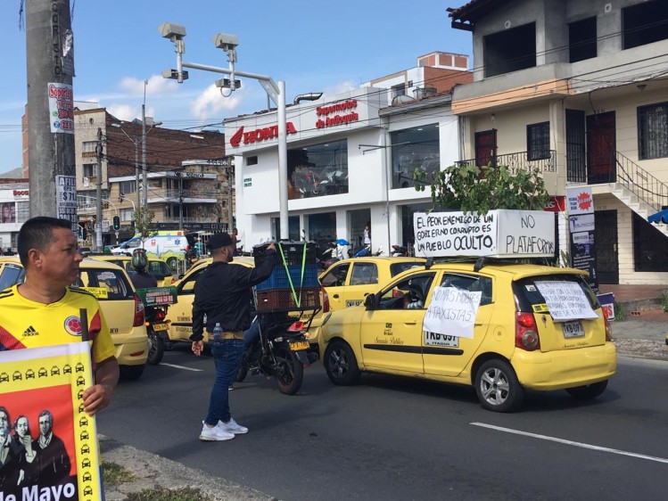 “La exigencia que se le hace al secretario de Movilidad y al alcalde Federico Gutiérrez es que cumpla la norma”, dijo Darío Duque, presidente de la asociación Taxistas Presentes. Foto: Santiago Mesa