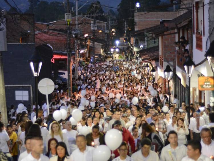 La comunidad de El Retiro marchó para honrar la memoria de la joven, pedir justicia y defender la vida. FOTO cortesía