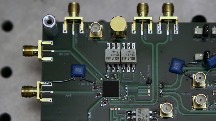La implementación del microchip aún se encuentra en etapa de desarrollo y se espera que pronto esté en el mercado. FOTO: UNIVERSIDAD DE COLUMBIA
