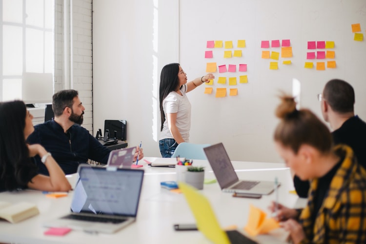 Un evento de 12 horas continuas con conferencistas de talla mundial que hablarán de los retos de los empresarios en los próximos años. Foto: Unsplash
