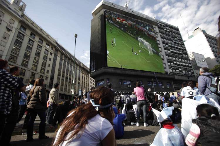 AP - En el centro de Buenos Aires, miles de Argentinos vieron y sufrieron unidos la derrota de su seleccionado frente a la efectiva Alemania.