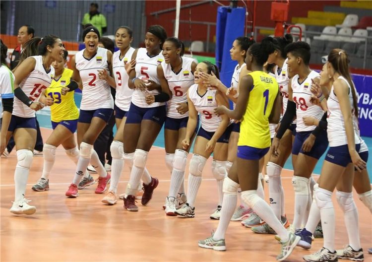 La celebración de las mujeres de Colombia tras clasificar a la final del Suramericano. Foto cortesía FIVB