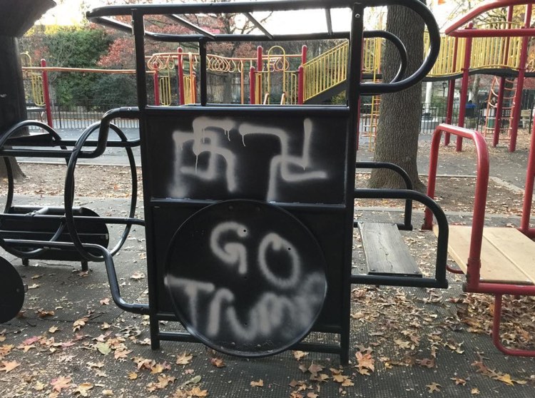 Símbolos nazis y mensajes pro-Trump en parque de Nueva York