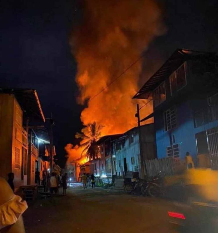 Así fue el voraz incendio en el municipio de Riosucio, Chocó y que dejó 72 viviendas afectadas, 320 personas damnificadas y muertas a una niña de 8 años y una mujer de 25. FOTO CORTESÍA